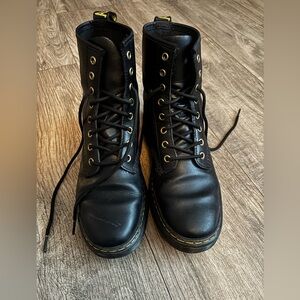 Dr. Martens Size 9 Zavala boots